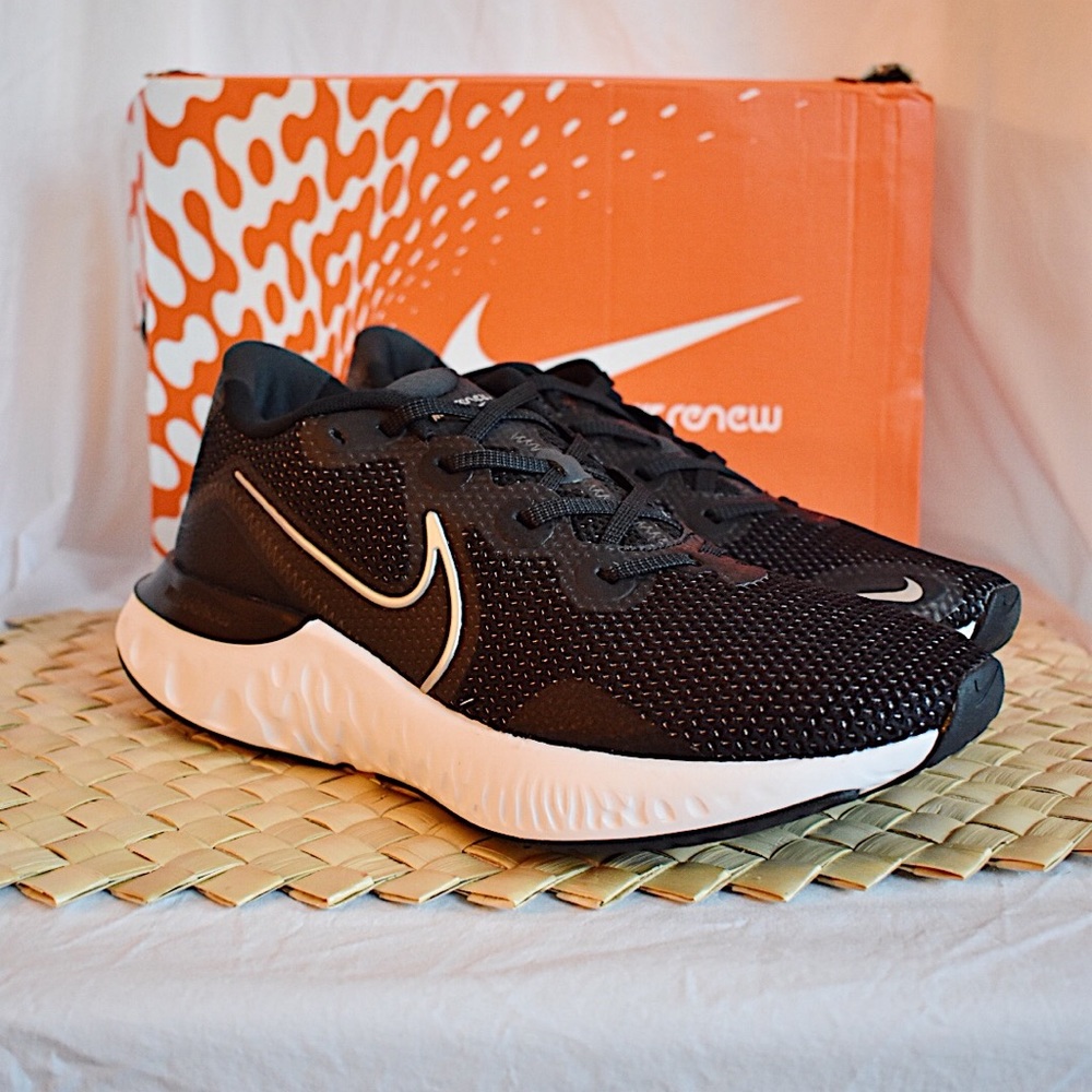 🚨SOLD🚨NEW Nike Renew Run (Black/White) - Picture 2 of 8